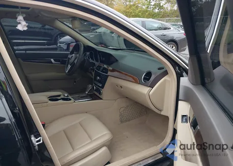 2013 Mercedes-Benz C 300 Sport 4Matic z USA, uszkodzony, nr VIN WDDGF8AB1DR250902